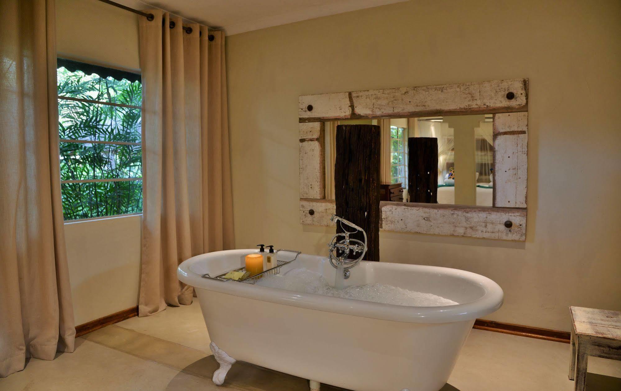 Bayete Guest Lodge วิกตอเรียฟอลส์ ภายนอก รูปภาพ