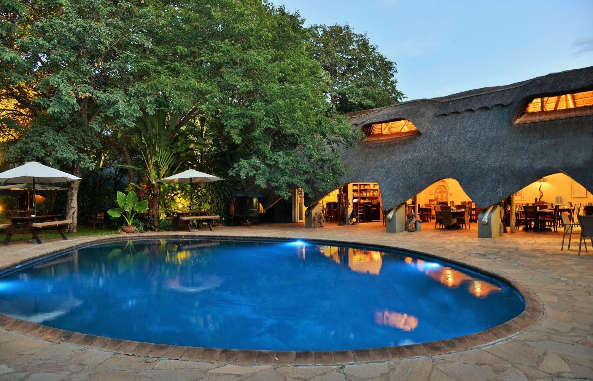 Bayete Guest Lodge วิกตอเรียฟอลส์ ภายนอก รูปภาพ