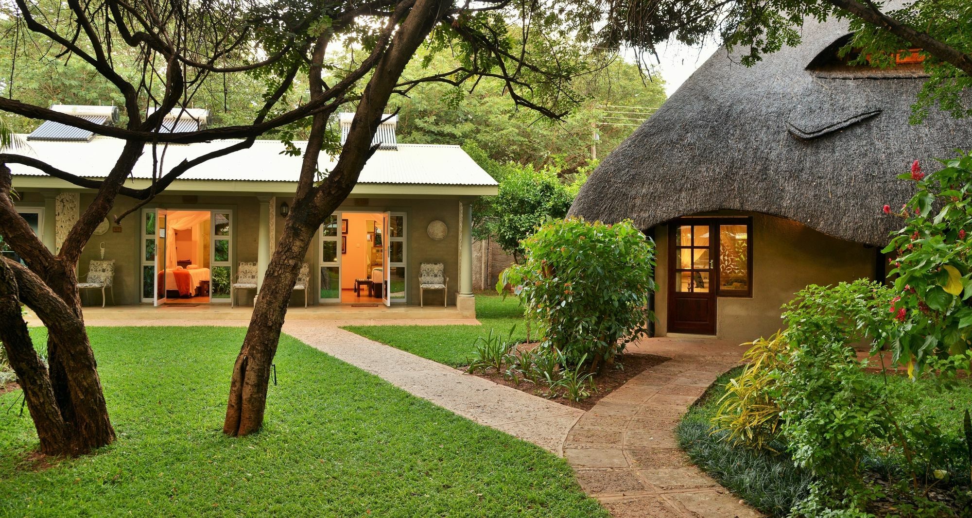 Bayete Guest Lodge วิกตอเรียฟอลส์ ภายนอก รูปภาพ