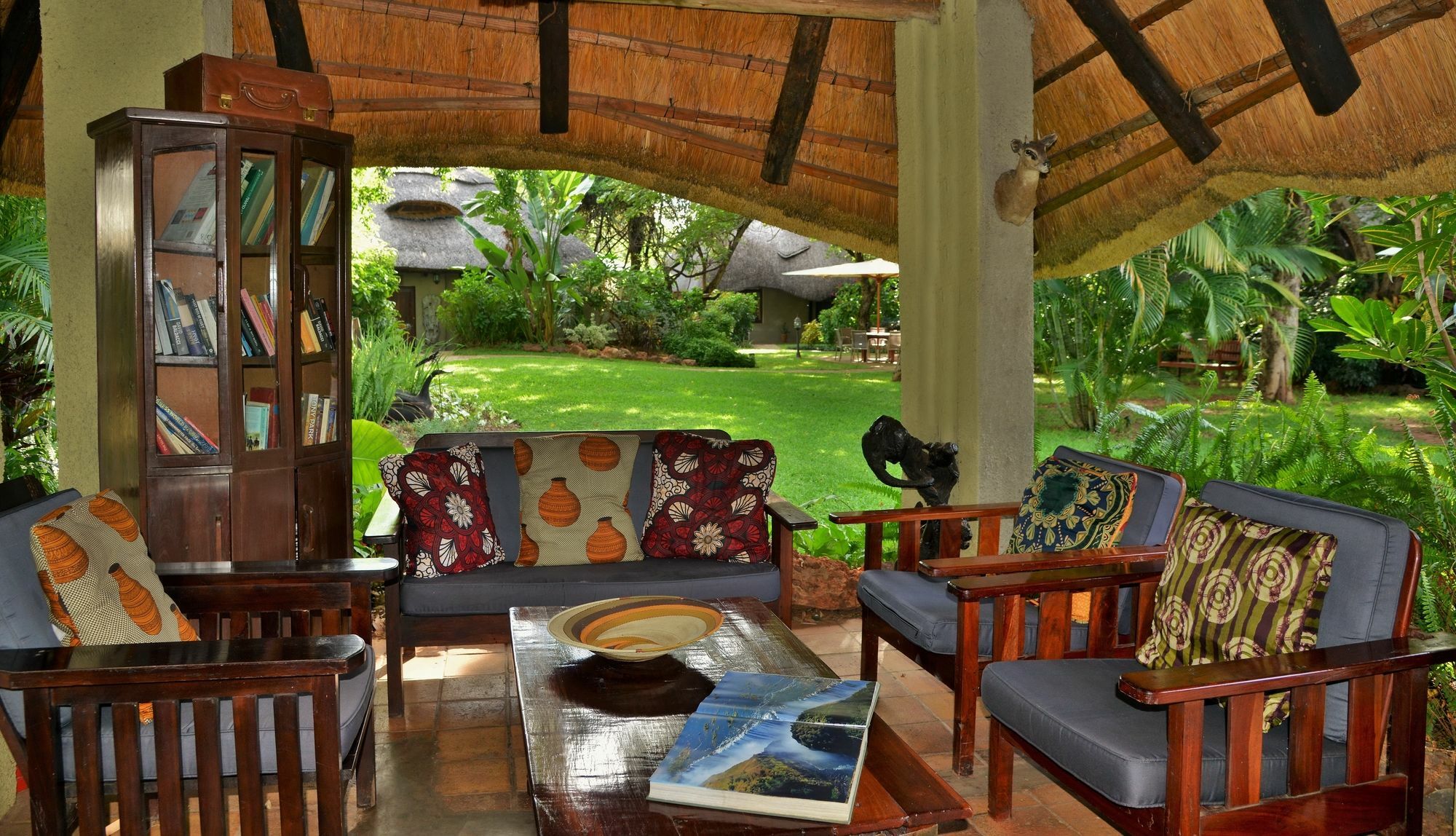 Bayete Guest Lodge วิกตอเรียฟอลส์ ภายนอก รูปภาพ